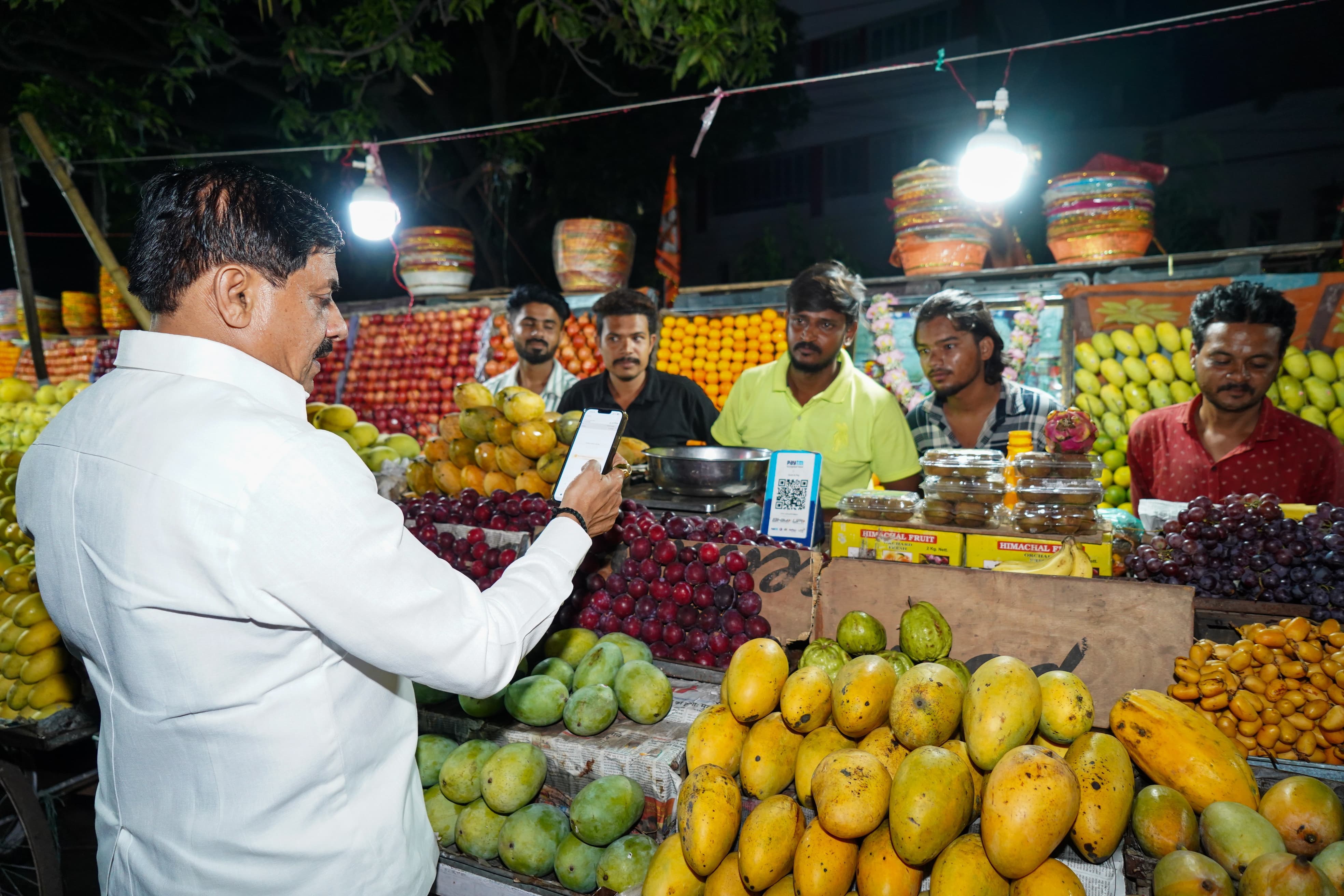cm yadav e-payment प्रदेश के मुखिया डॉक्टर मोहन यादव ने ठेले वाले से खरीदे फलकिया ई-पेमेंट