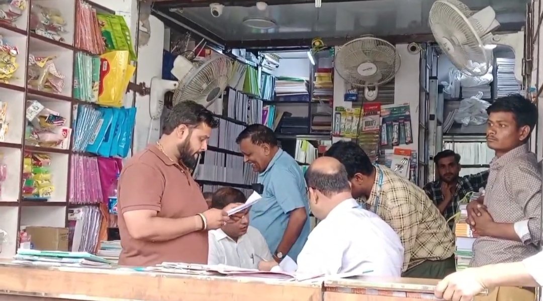 hapur sbi raid गर्ग बुक सेलर पर sib का पड़ा छापा मच हड़कंप