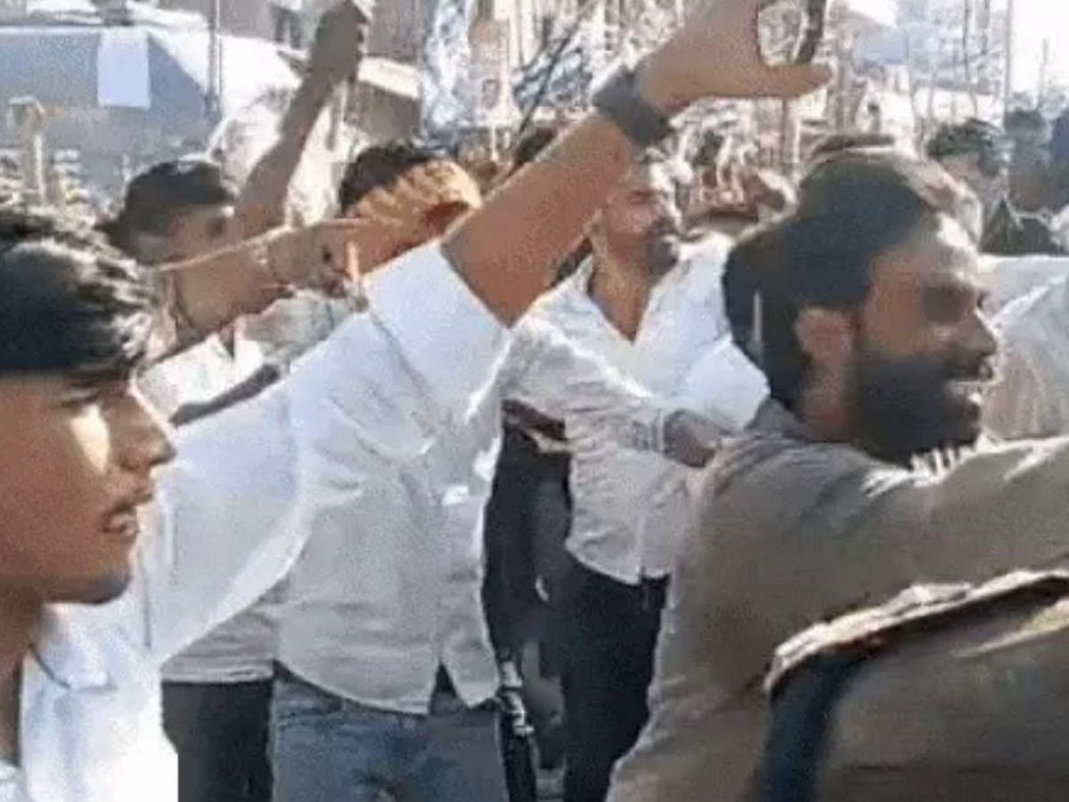 mp news भीम आर्मी और हिंदू संगठनों के बीच झड़पधीरेंद्र शास्त्री का जलाया पुतला