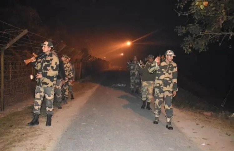 india bangladesh border  बांग्लादेशी घुसपैठिए सीमा पार कर भारत में घुसे