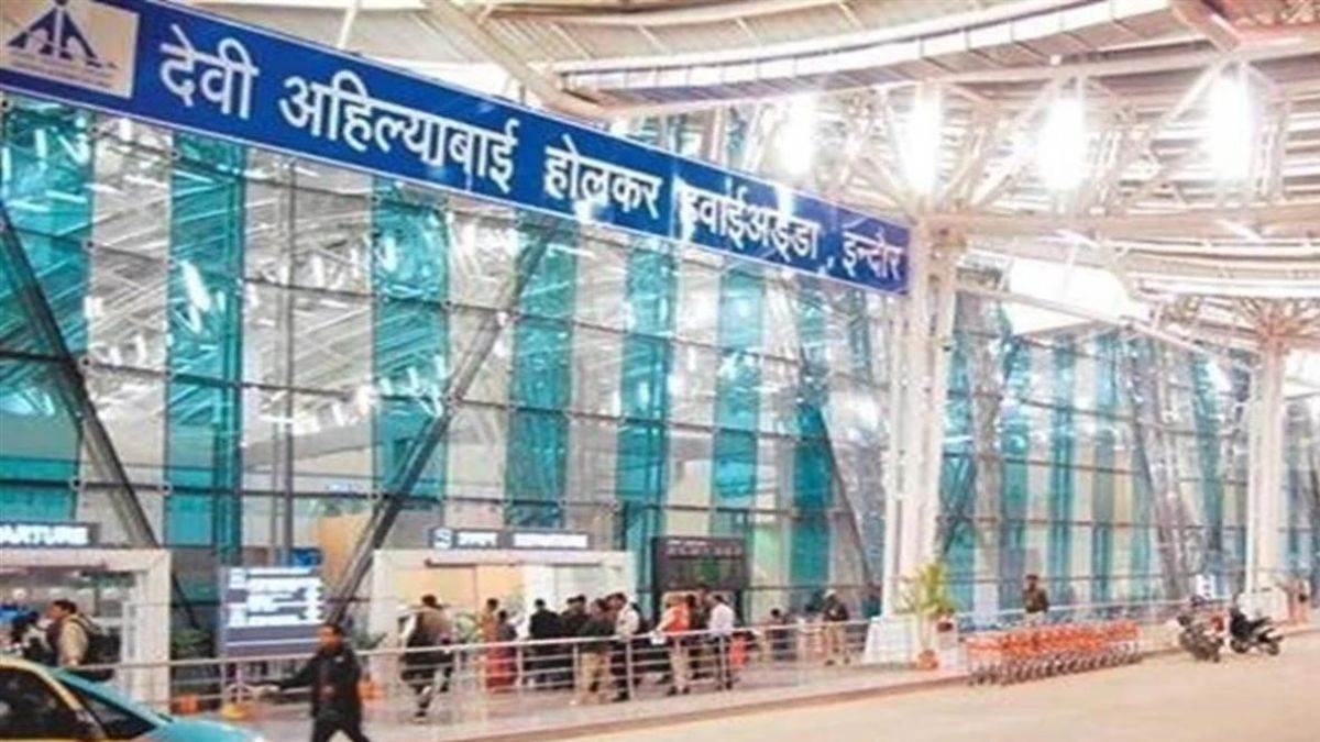 indore airport bomb threat इंदौर एयरपोर्ट को बम से उड़ाने की धमकी मेल के आखिरी में लिखा जय महाकाल