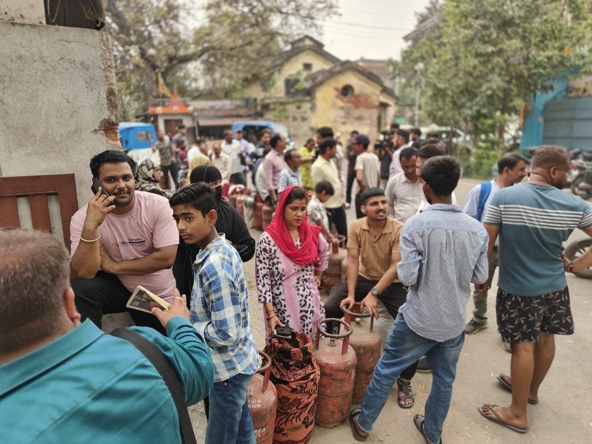 गैस सिलेंडर के लिए घंटों लाइन लगे लोग राम रसोई बंद