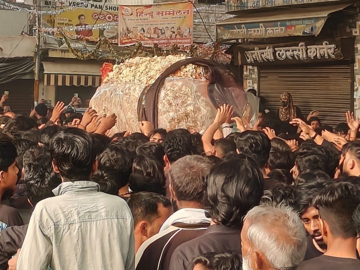 लखनऊ में निकला 21वें रमजान का जुलूस ट्रम्प की तस्वीरें रौंदी