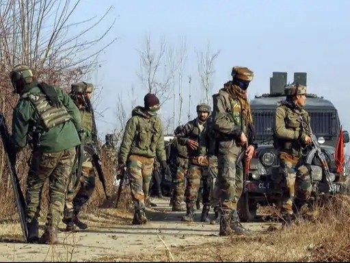 जम्मू कश्मीरः कुलगाम में सेना और आतंकवादियों के बीच मुठभेड़
