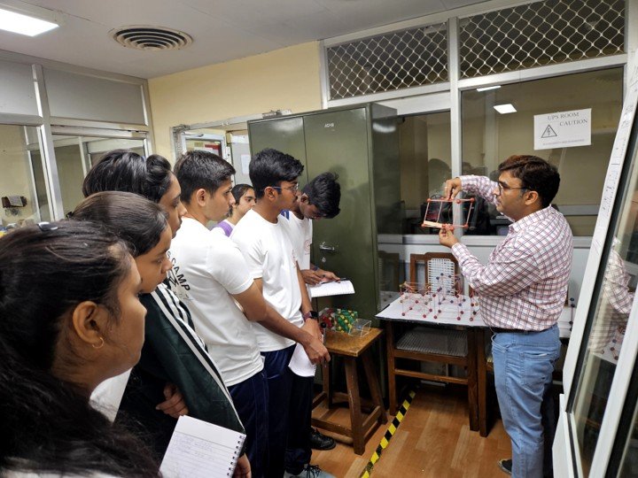 kanpur news iit कानपुर में मैटेरियल्स कैंप 2025 का समापन छात्रों को मिला इंजीनियरिंग का वास्तविक अनुभव