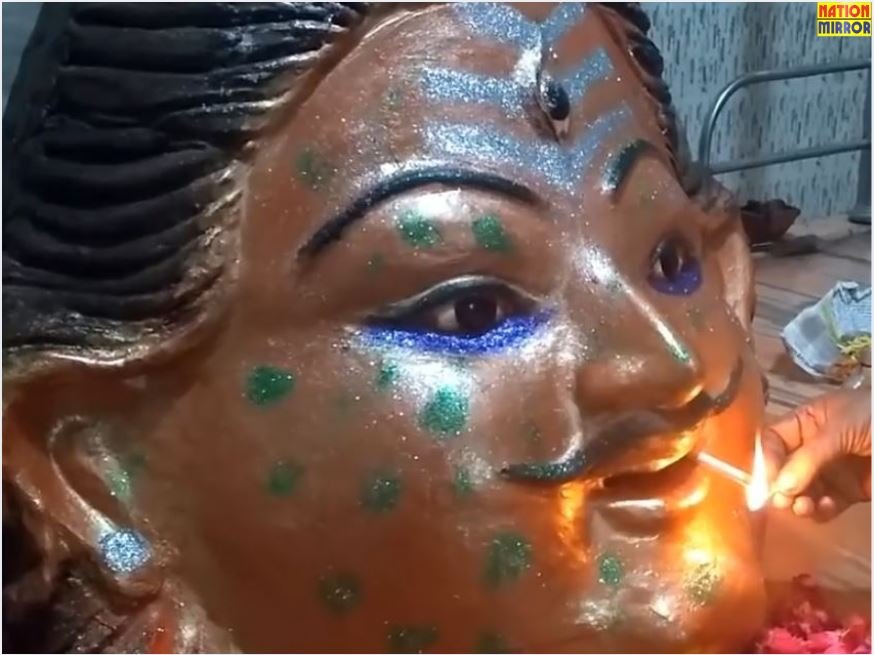 indore kaal bhairav temple ऐसा मंदिर जहां काल भैरव बाबा को मदिरा के साथ चढ़ाई जाती है सिगरेट