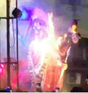 kali mata मध्यप्रदेश में बड़ा हादसा टला आतिशबाजी की चिंगारी से काली माता की प्रतिमा में लगी आग वीडियो वायरल