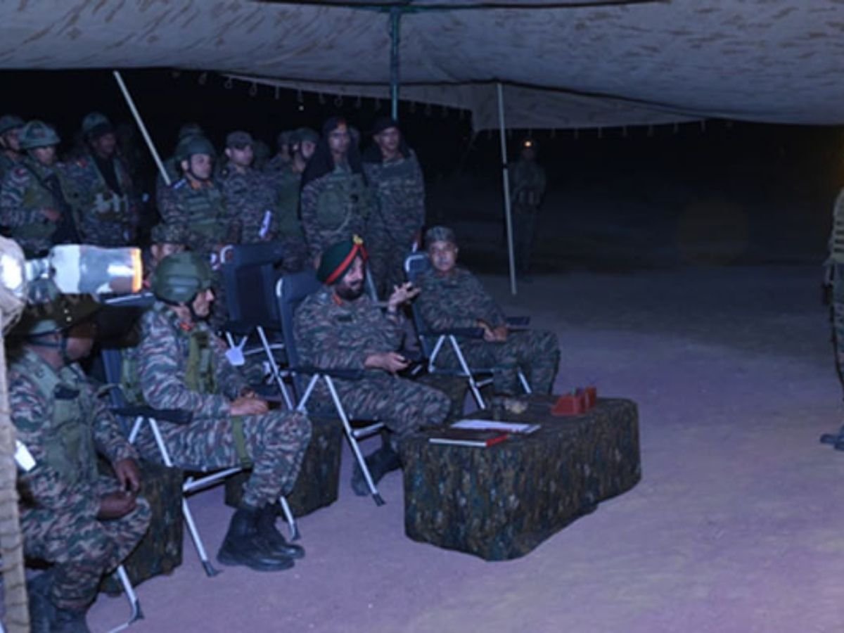 rajasthan news  थार रेगिस्तान में जवानों ने युद्ध की तैयारी का अभ्यास किया