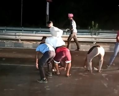 kaushambi news कौशांबी में दिनदहाड़े लूट भागते समय गिरा रुपयों से भरा बैग राहगीरों ने भी लूटे नोट