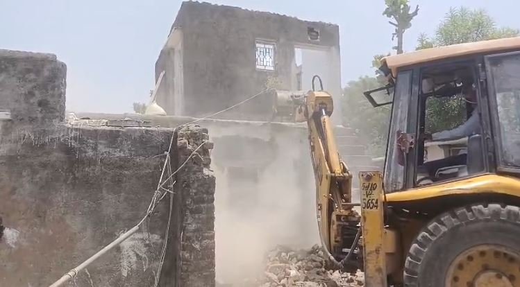 khambhalia news खंभालिया में कुख्यात आरोपी आको बलोच का अवैध मकान प्रशासन ने बुलडोजर से ढहाया