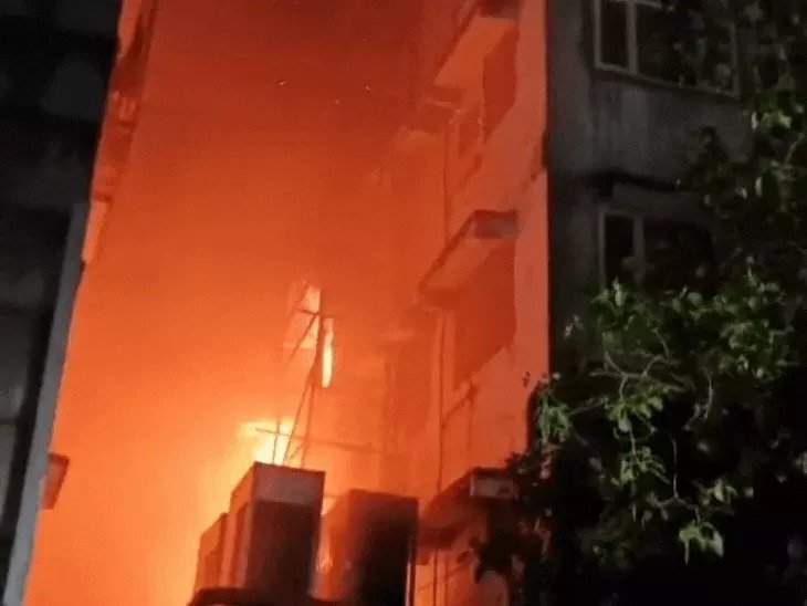 kolkata hotel fire 2025  कोलकाता होटल में भीषण आग 14 लोगों की मौत 22 बचाए