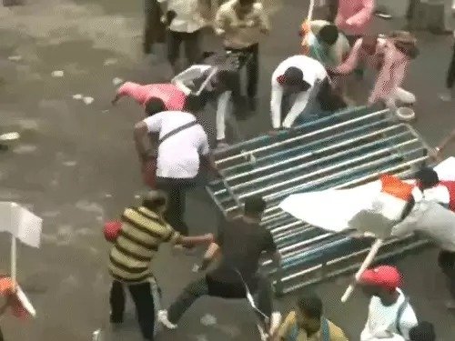kolkata rape murder case छात्रों ने बैरिकेड तोड़े तो पुलिस ने आंसू गैस के गोले छोड़े