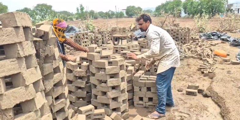 mp news बड़वानी बेमौसम बारिश ने ईंट भट्ठा व्यवसाय पर बरपाया कहर लाखों की चपेट में आई कच्ची ईंटें