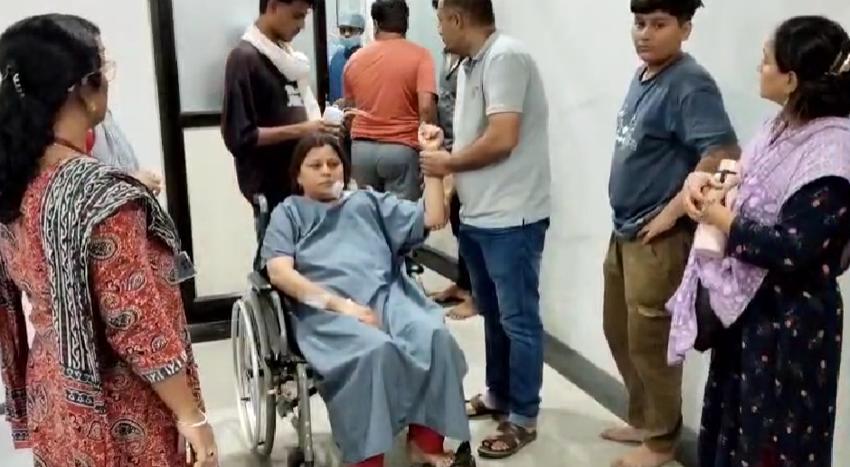 mp news बड़वानी जिला पंचायत में महिला बाबू पर चाकू से हमला छुट्टी के आवेदन पर विवाद