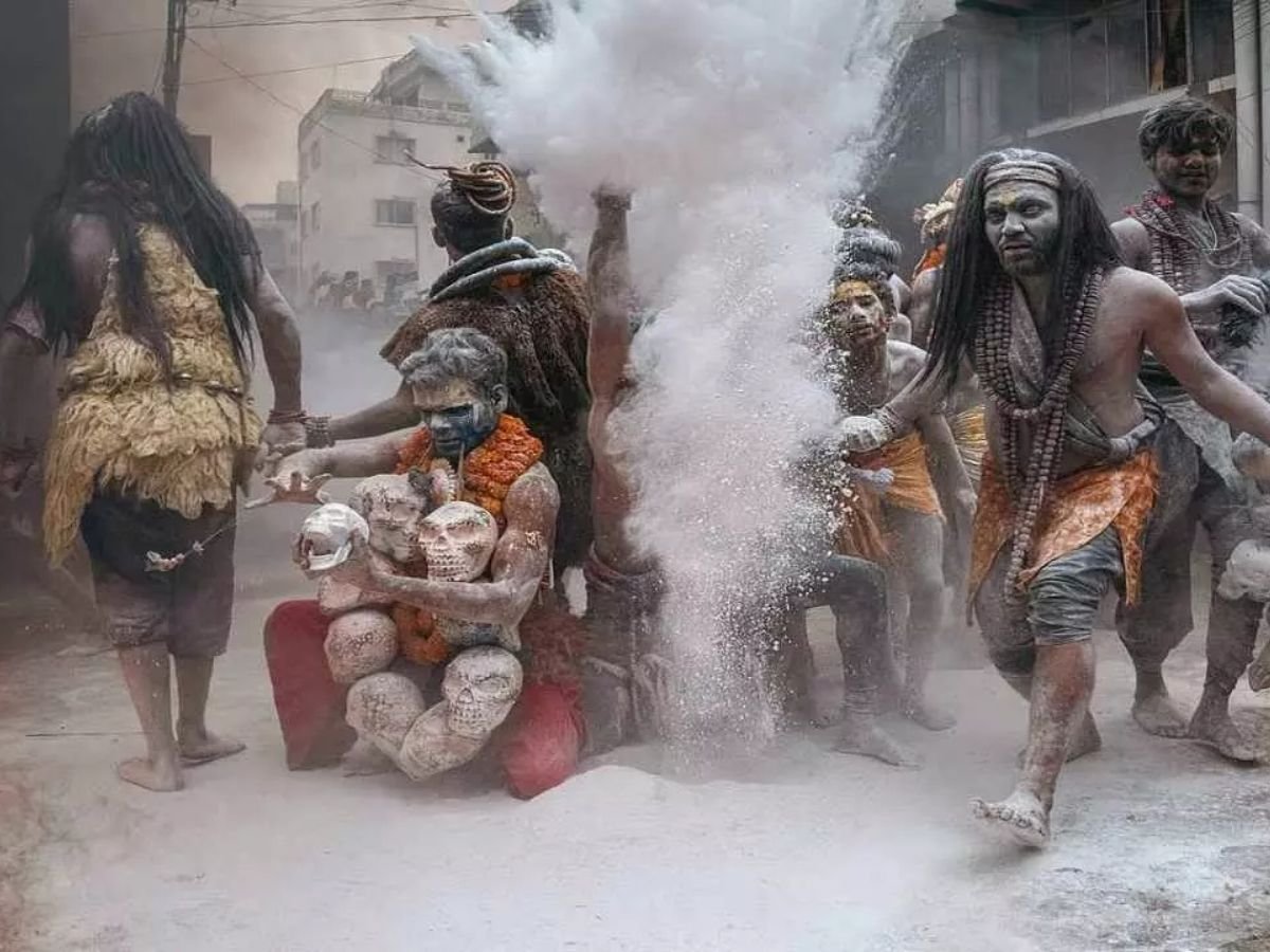 काशी में मसान की होली गले में नरमुंडों की माला पहने नाचते दिखे सन्यासी