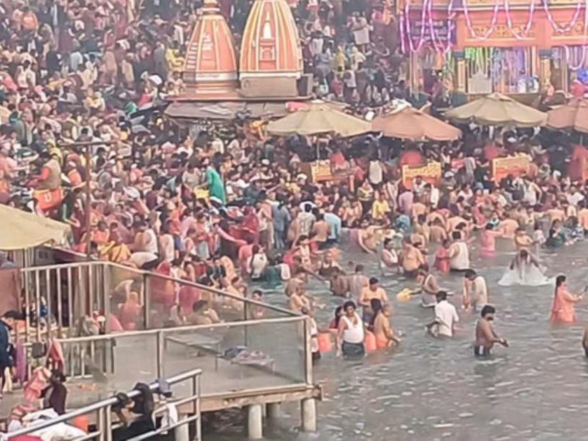 uk news  हर-हर गंगे के जयकारों के साथ लाखों श्रद्धालुओं ने हरकी पैड़ी पहुंचकर गंगा स्नान किया