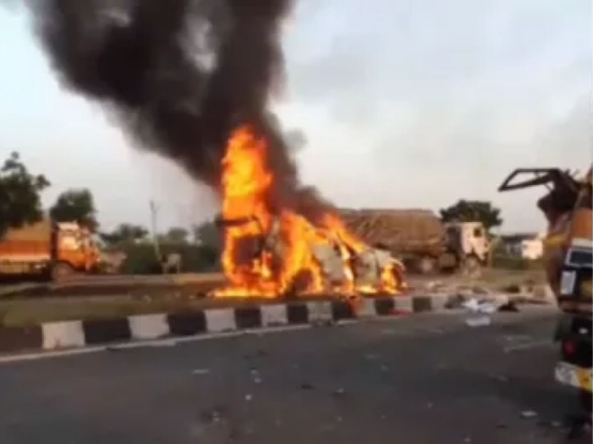 राजस्थान सड़क हादसे में डिवाइडर तोड्र ट्रक में घुसी कार