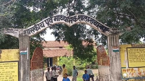 mid day meal scandal छत्तीसगढ़ हाईकोर्ट ने पलारी मिड-डे मील कांड पर मांगा जवाब बच्चों को परोसा गया कुत्ते का जूठा खाना