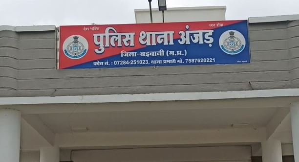mobile theft बड़वानी मेडिकल स्टोर से मोबाइल चोरी नकाबपोश युवती cctv में कैद