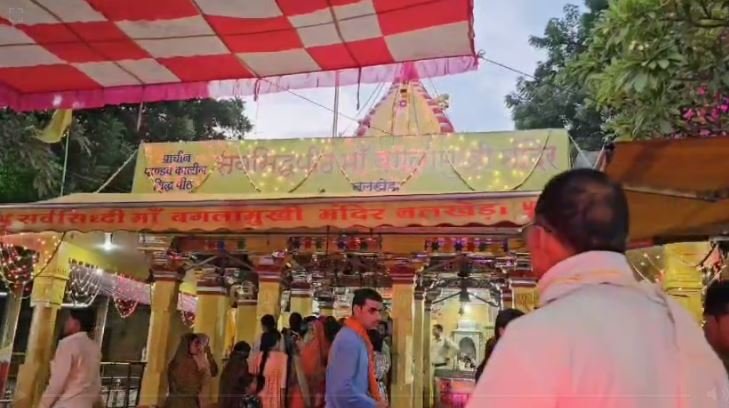 nalkheda temple नलखेड़ा शक्तिपीठ में बारिश ने खोली व्यवस्थाओं की पोल भीगते हुए हवन करते दिखे श्रद्धालु।