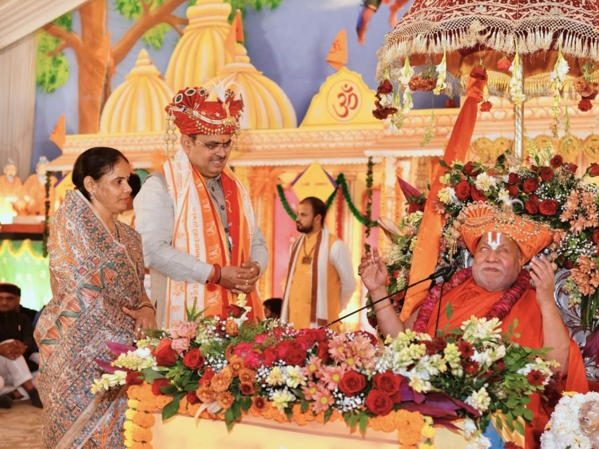 रामभद्राचार्य बोले - हाथी चले बाजार कुत्ते भौंके हजार cm भजनलाल कि तारीफ की