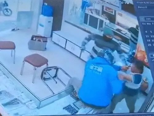 कीमती धातुओं में भारी गिरावट दो दिन में चांदी ₹136 लाख लुढ़की सोना भी ₹31 हजार टूटा