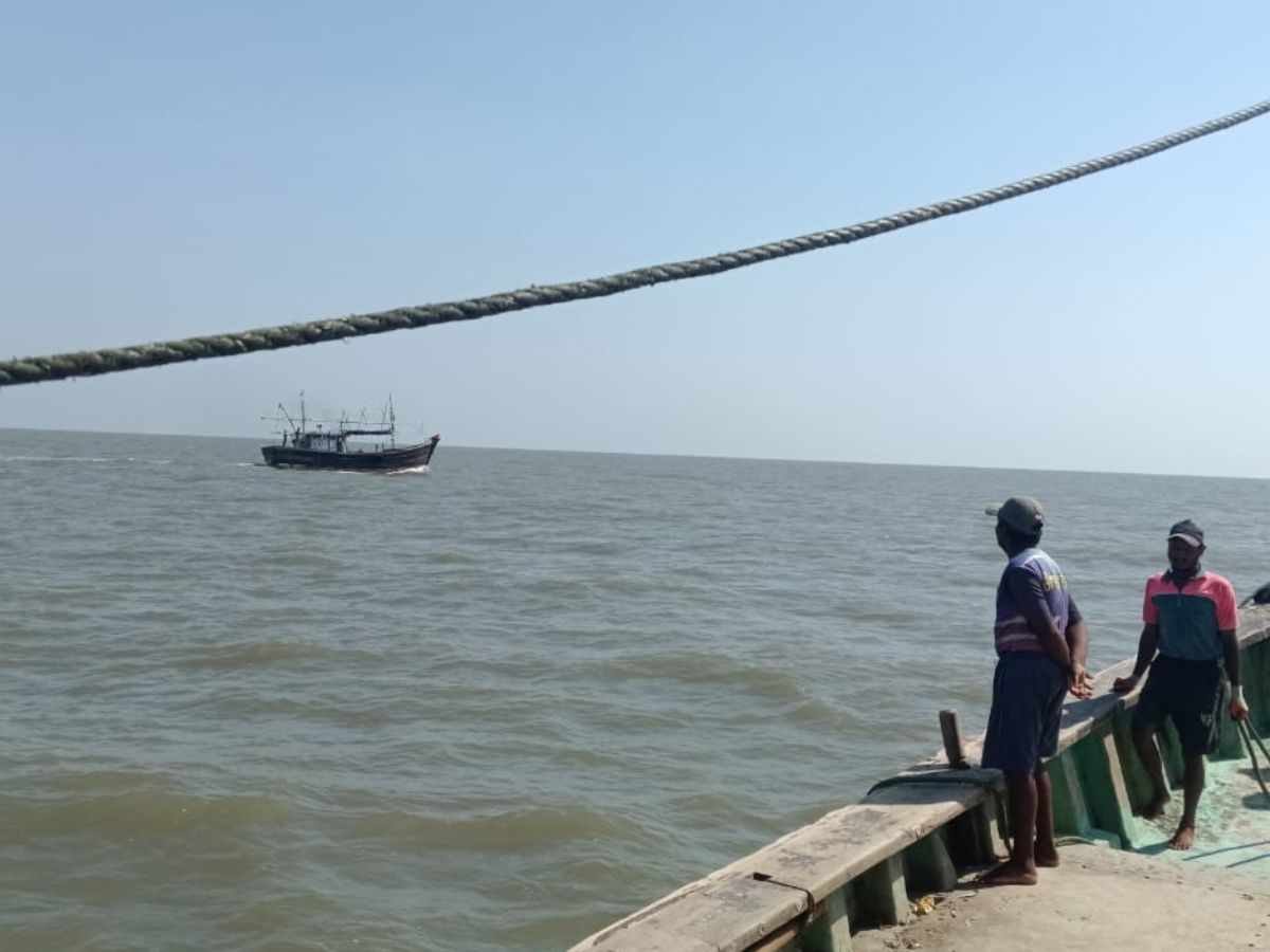 amreli suspicious boat in sea समुद्र में संदिग्ध नाव ने मचाया हड़कंप कोस्ट गार्ड और पुलिस अलर्ट समुद्री क्षेत्र में गश्त तेज