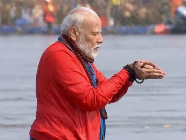 pm modi in mahakumbh महाकुंभ में पीएम मोदी ने लगाई आस्था की डुबकी