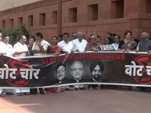 वोट चोरी पर संसद में बवाल प्रियंका गांधी सड़क पर उतरीं