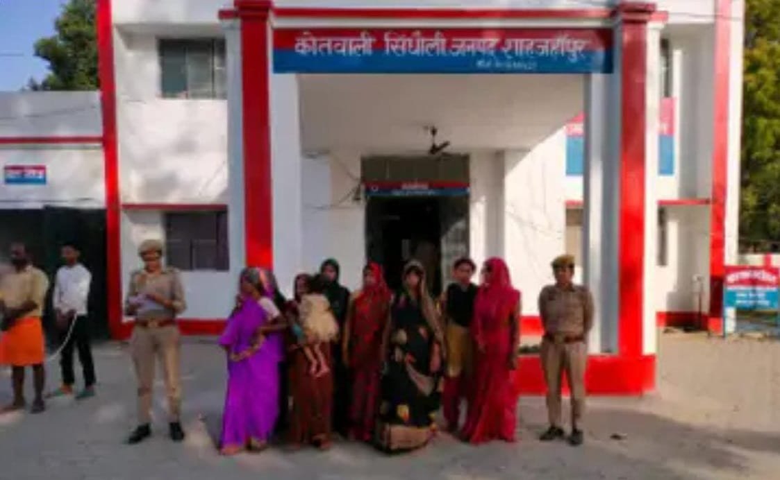 police beaten by mob पुलिस के दरोगा को दौड़ा-दौड़ाकर पीटा सिपाही की वर्दी फाड़ी