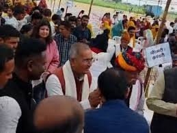 rajgarh mp viral news राजगढ़ में देर से पहुंचे अफसर तो पैर छूने लगे सांसद