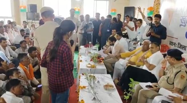 rajasthan news बारां में छात्रा की अंग्रेजी सुन मंत्री मदन दिलावर ने मुस्कराते हुए पकड़े कान