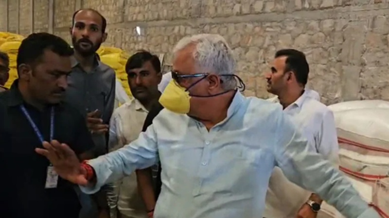 rajasthan news  किरोड़ी लाल मीणा ने सांचौर की खाद फैक्टियों पर छापामारा