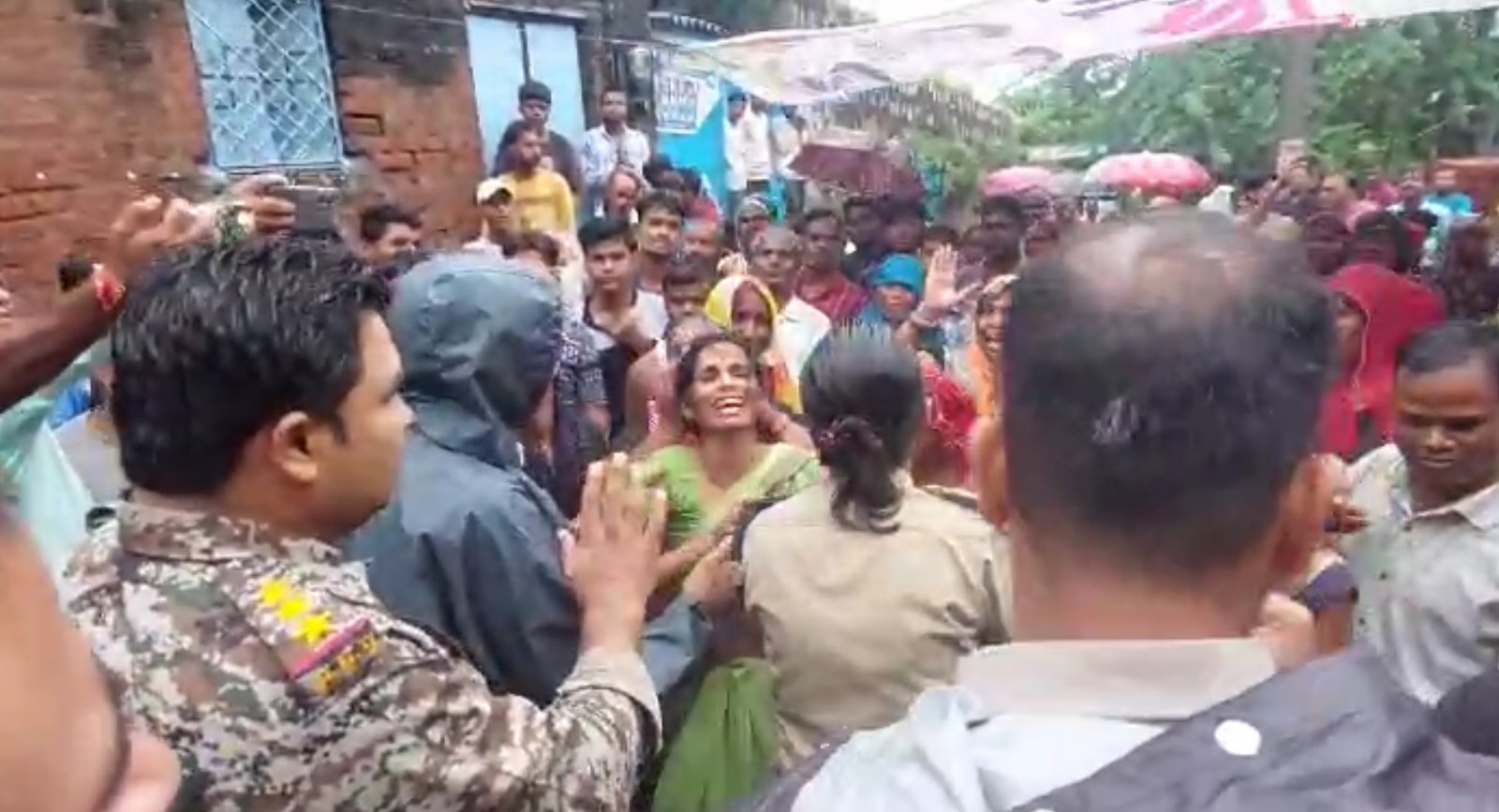 rajgarh kila दतिया में 400 साल पुरानी दीवार गिरने से 5 की मौत दो को सुरक्षित बचाया