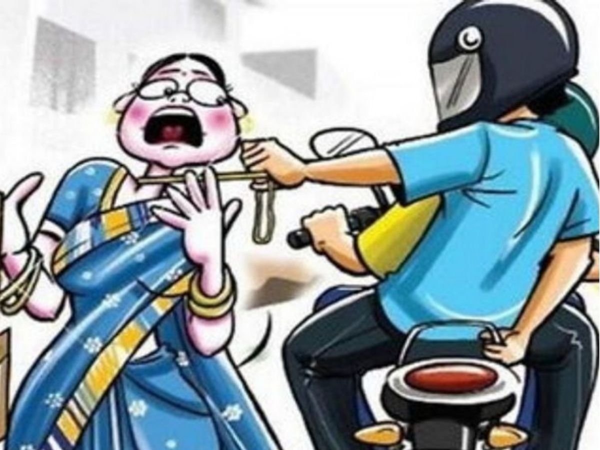 महिला से बीच सड़क लूटपाट स्कूटी सवार कुंडल लेकर भागा