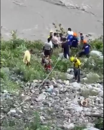 rishikesh-badrinath highway ऋषिकेश-बदरीनाथ हाईवे पर बड़ा हादसा टेंपो ट्रैवलर अलकनंदा में गिरी 2 की मौत 10 लापता cm धामी ने जताया शोक