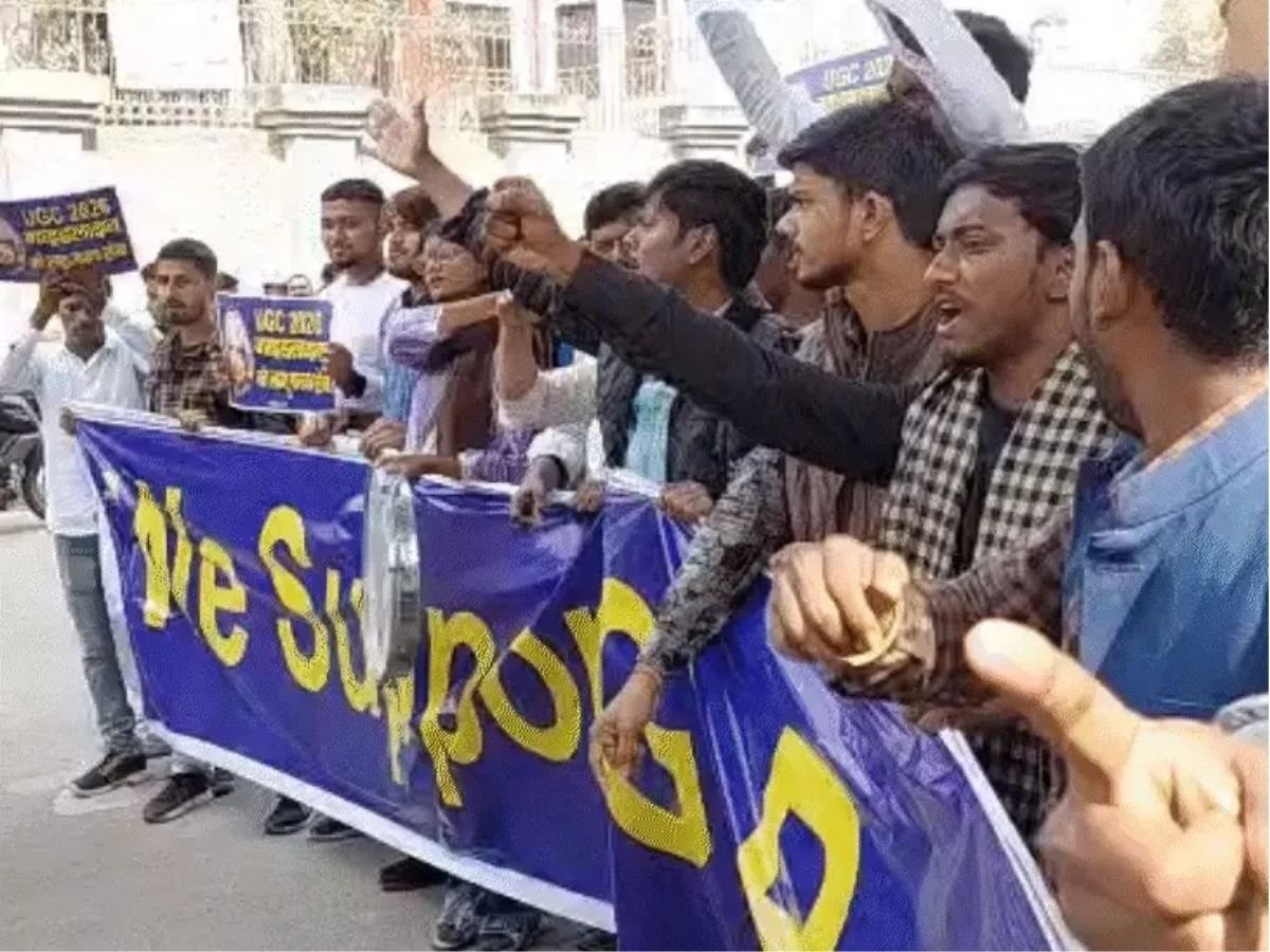 ugc नियम लागू करने की मांग पटना में सड़क पर उतरे छात्र बैरिकैडिंग तोड़ी