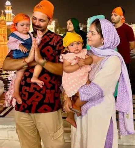 rubina-abhinav रुबीना और अभिनव ने जुड़वां बेटियों के साथ किए स्वर्ण मंदिर के दर्शन