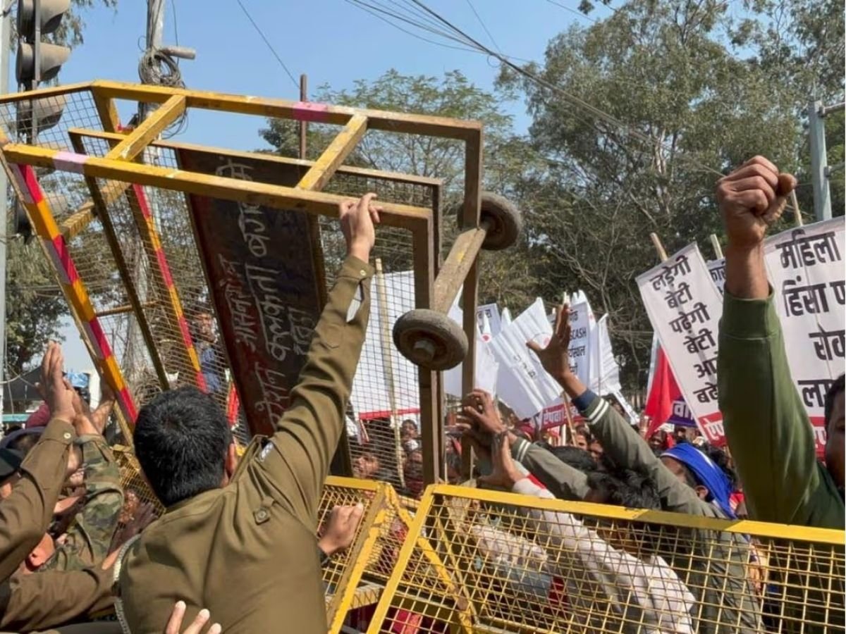 neet छात्रा मामले में सड़कों पर उतरी महिलाएं पुलिस ने किया लाठीचार्ज 