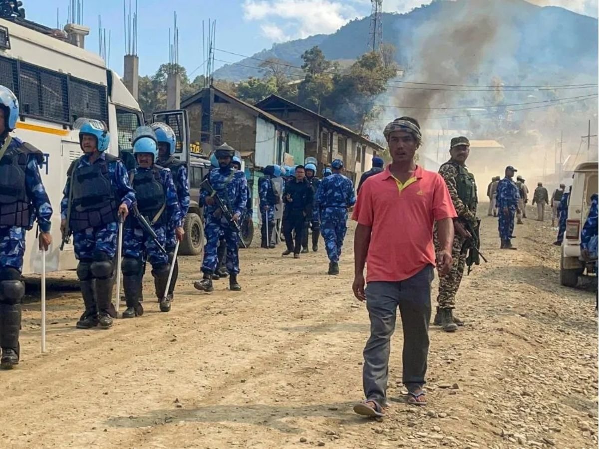 मणिपुर में फिर भड़की हिंसा 30 से ज्यादा घरों में आग इलाके में कर्फ्यू