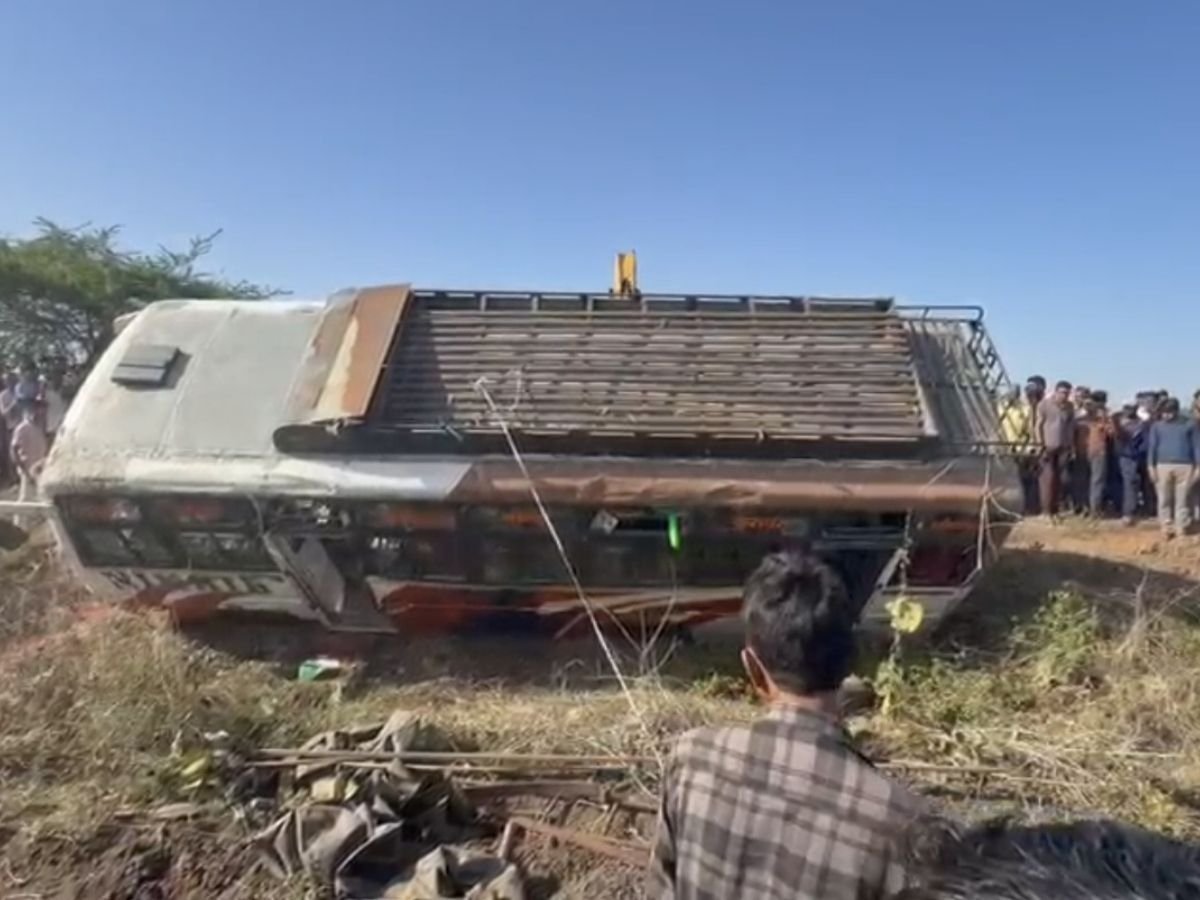 आगर मालवा में पलटी बस 1 की मौत 15 से ज्यादा घायल