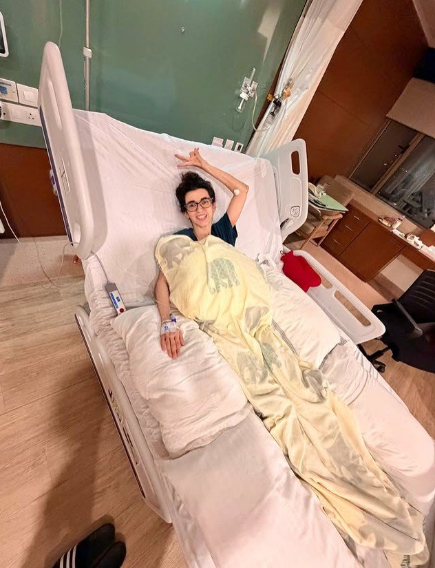 saba azad hospitalized ऋतिक रोशन की गर्लफ्रेंड सबा हुई हॉस्पिटल में एडमिट