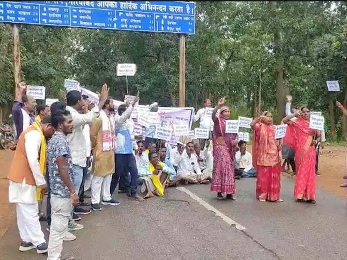 cg news  धान खरीदी केंद्र खोलने की मांग पर सड़कों पर उतरे किसान