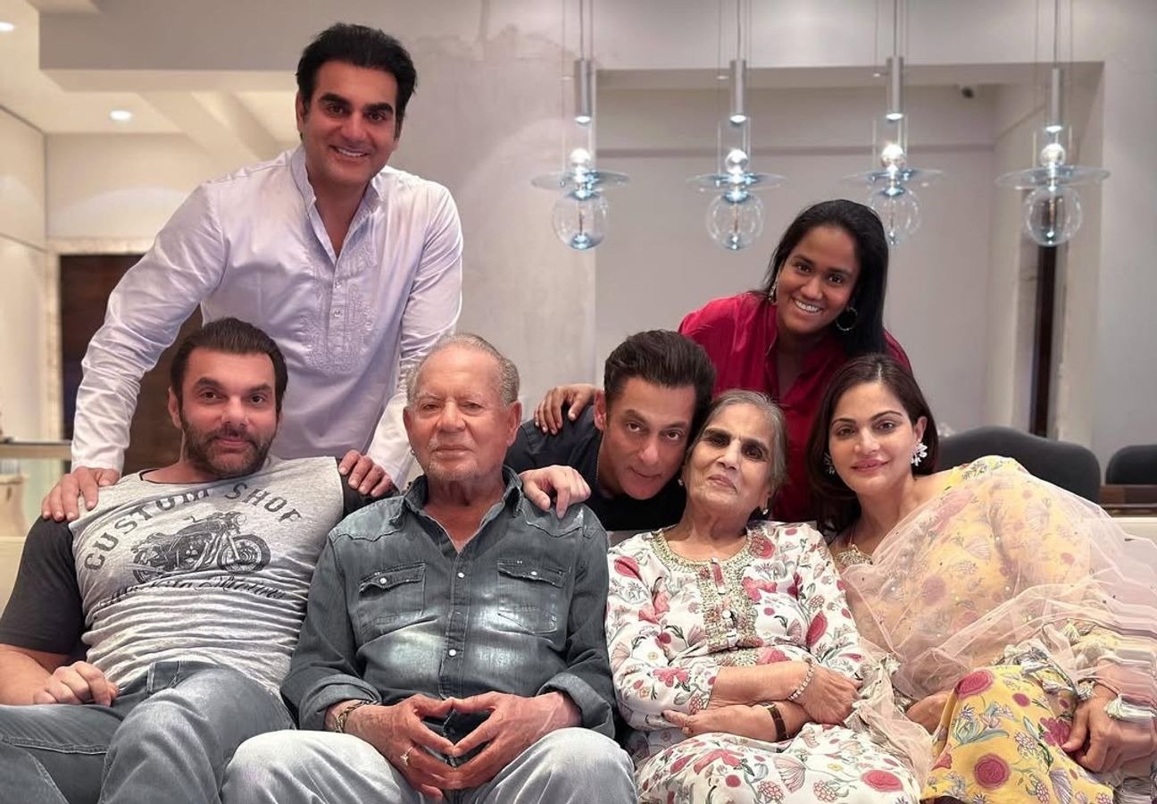 salman khan parents anniversary सलमान खान पिता सलीम और मां सलमा की 61वीं सालगिरह में हुए शामिल