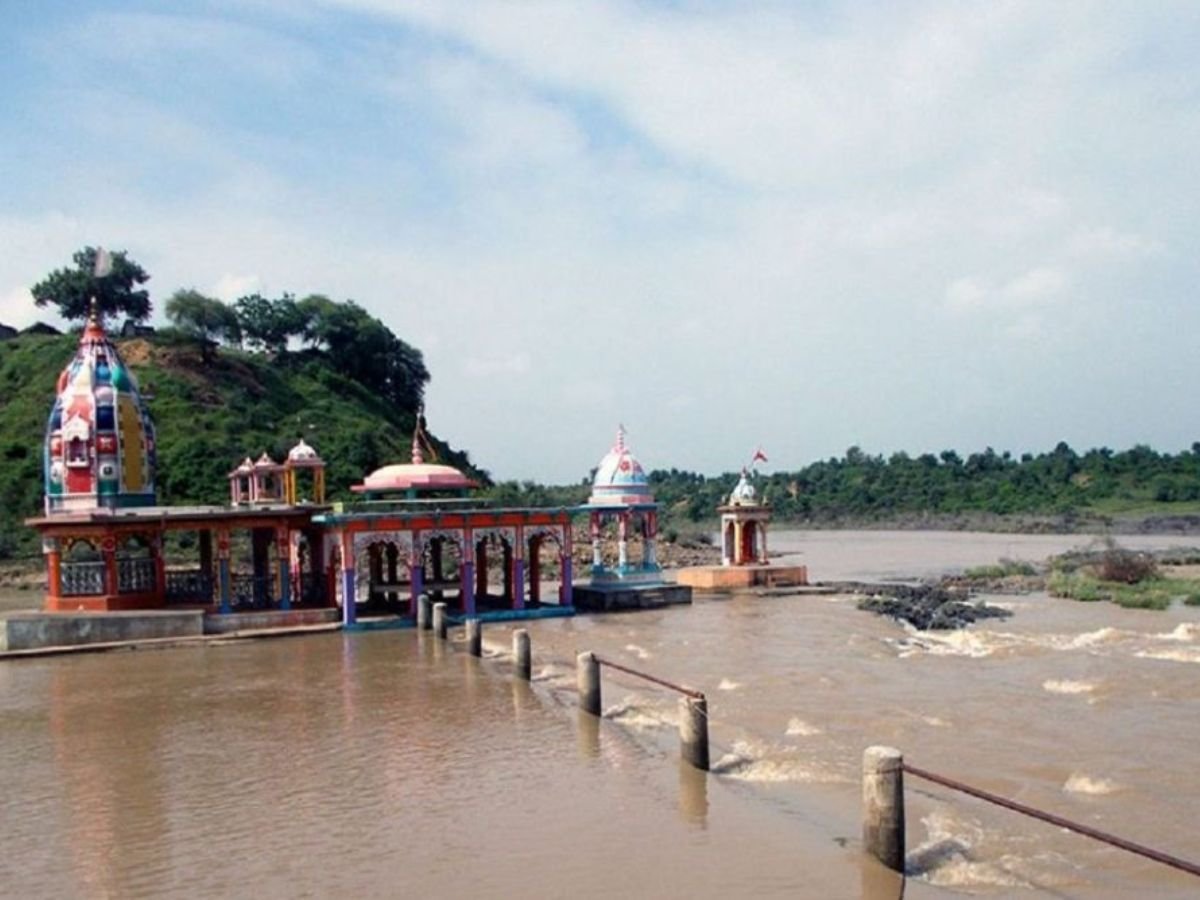 gadhiya ghat mata temple गढ़िया घाट माता मंदिर जहां पानी से जलता है दीपक