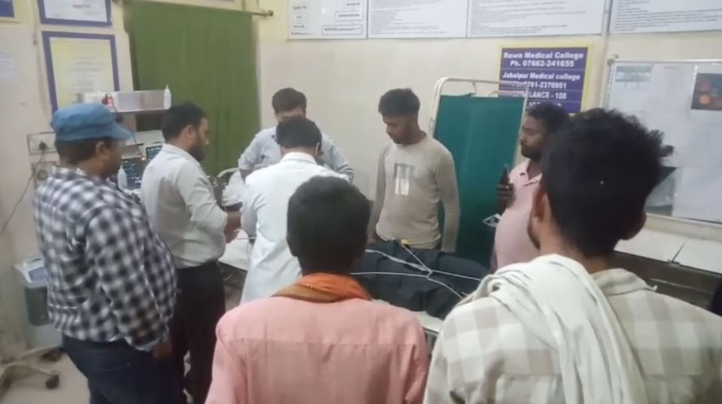 satna news स्मार्ट सिटी सतना में लापरवाही का ‘स्मार्ट’ नमूना बीच सड़क खड़ा ट्रांसफार्मर बना जान का खतरा