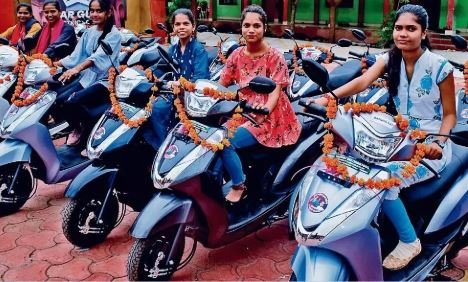 laptop scooty yojana distribution सीएम मोहन यादव का टॉपर्स को तोहफा