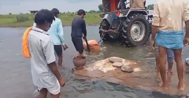 बारिश के लिए कर रहे हैं टोटके पूजा के दौरान सारा गांव मौजूद रहा