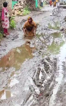sheopur news सड़क के लिए कीचड़ में महिला की दंडवत परिक्रमा