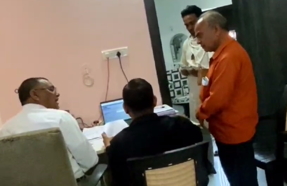 परिहवन अधिकारी rto का काम करवाने के एवज में दलालों से रूपए लेते हुए वीडियो हुआ वायरल
